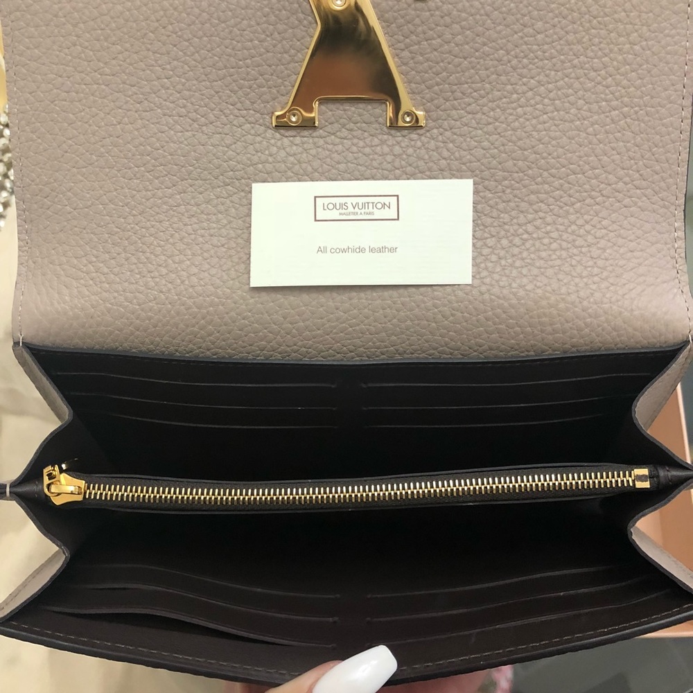 Louis Vuitton Capucines Wallet - Picture 6 of 8
